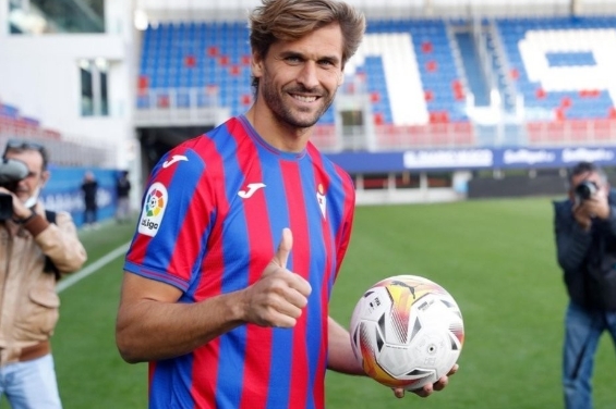 <a href='https://www.jhhwtj.com/news/tag/1148756.html' style='color: blue;'>费尔南多略伦特</a>宣布退役：西班牙足球的一颗明星陨落